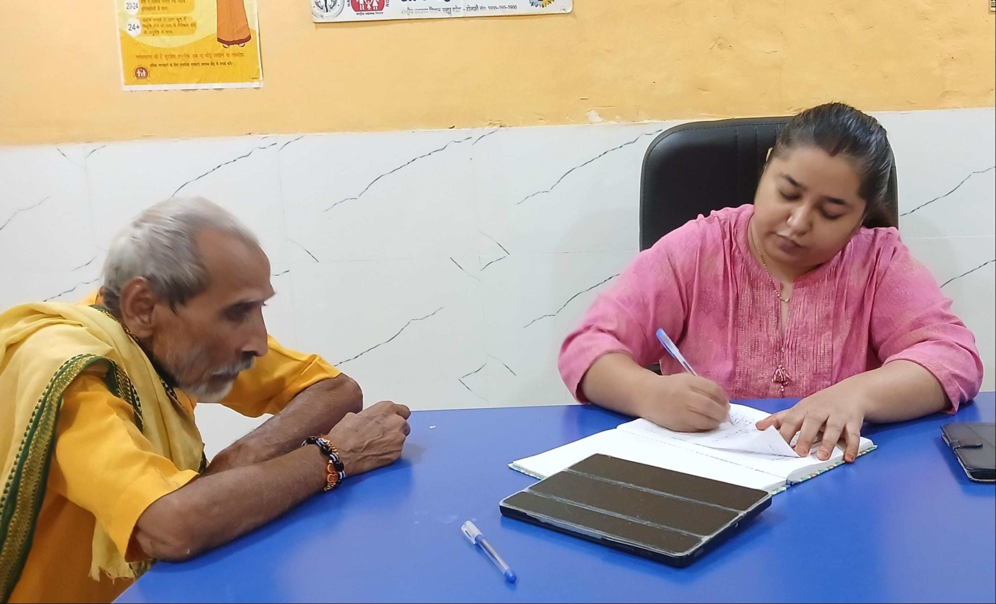 पीएचसी में मरीजों का उपचार करते डॉक्टर। संवाद पीएचसी में मरीजों का उपचार करते डॉक्टर। संवाद