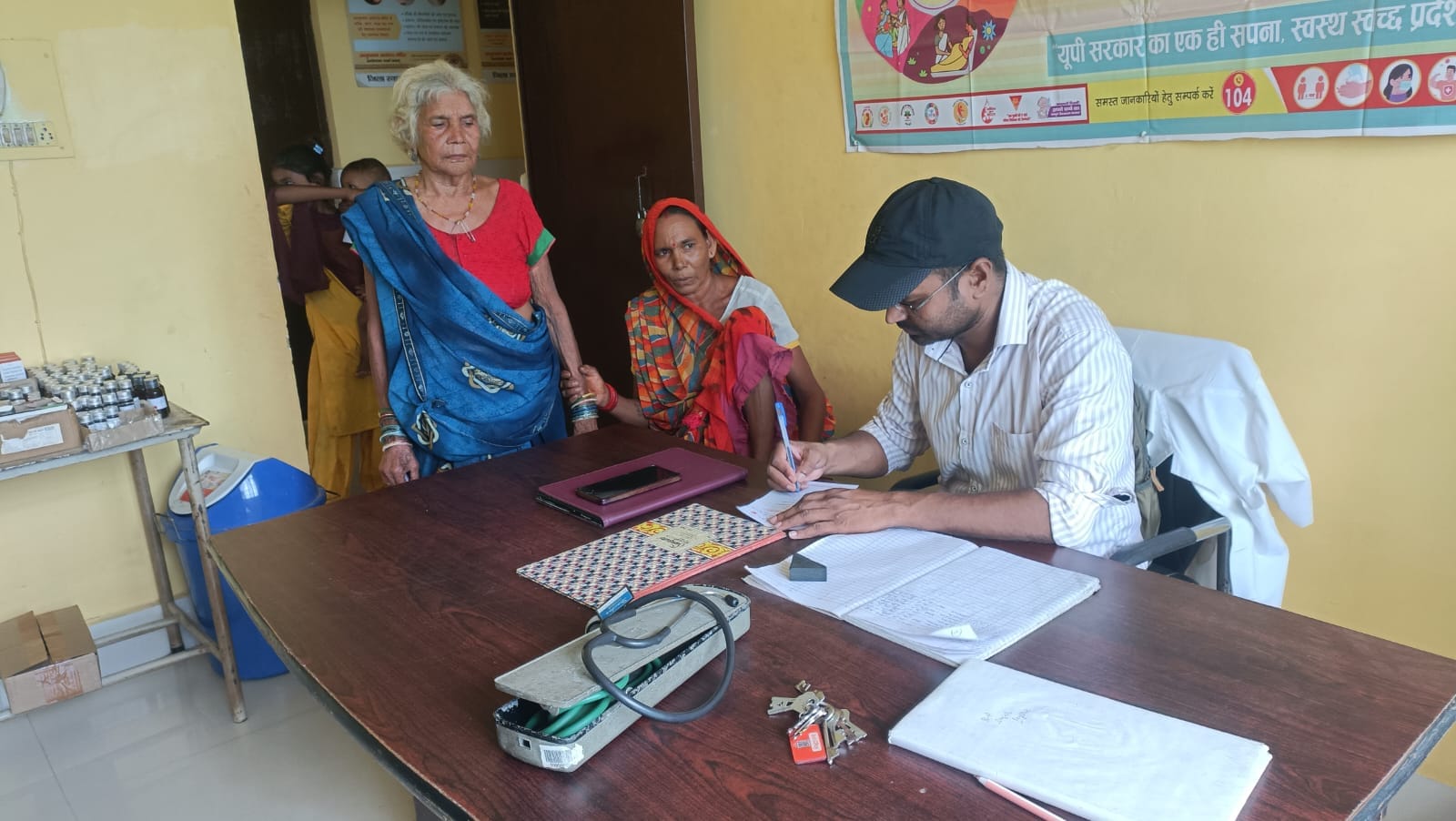 पीएचसी पाल्हापुर में मरीज देखती चिकित्सक