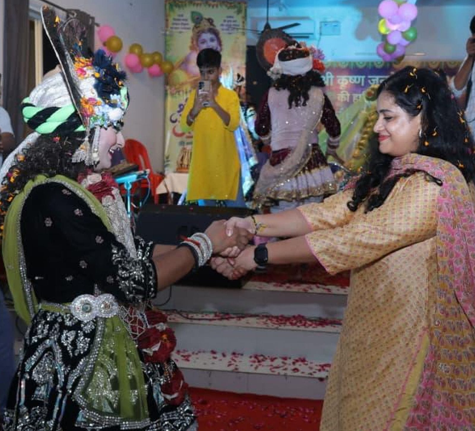 पुलिस लाइन स्थित स्वामी विवेकानंद हॉल में जन्माष्टमी कार्यक्रम में प्रस्तृति देते कलाकार। स्त पुलिस लाइन स्थित स्वामी विवेकानंद हॉल में जन्माष्टमी कार्यक्रम में प्रस्तृति देते कलाकार। स्त