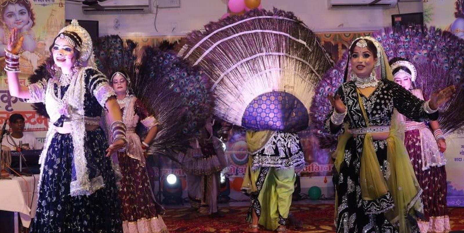 पुलिस लाइन स्थित स्वामी विवेकानंद हॉल में जन्माष्टमी कार्यक्रम में प्रस्तृति देते कलाकार। स्त पुलिस लाइन स्थित स्वामी विवेकानंद हॉल में जन्माष्टमी कार्यक्रम में प्रस्तृति देते कलाकार। स्त