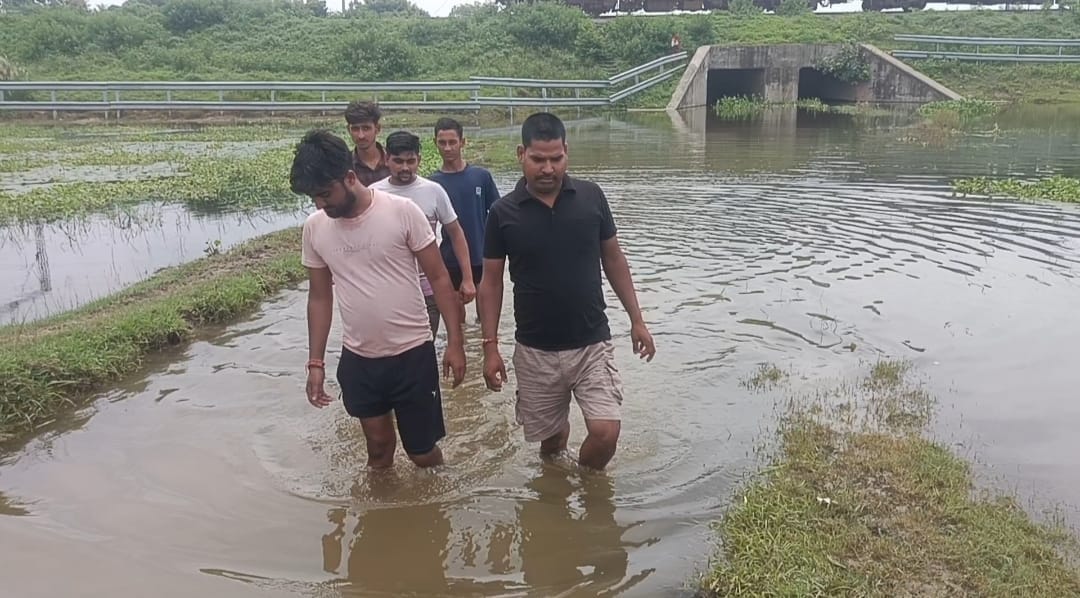 पथवलिया में पानी से गुजरकर आते ग्रामीण। -संवाद पथवलिया में पानी से गुजरकर आते ग्रामीण। -संवाद