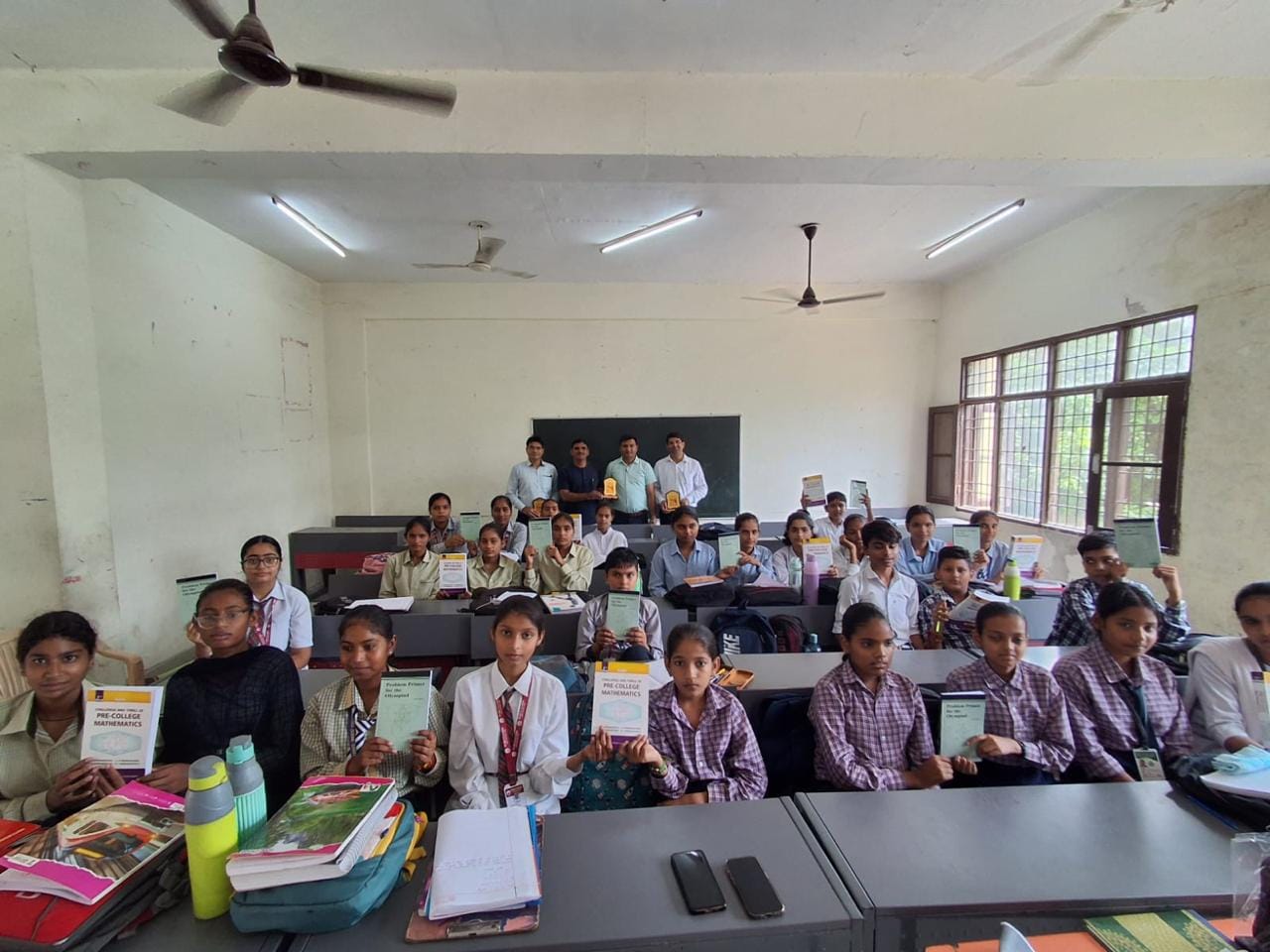 राजकीय स्कूल में बच्चों को वितरित की गई पुस्तकें। विज्ञप्ति राजकीय स्कूल में बच्चों को वितरित की गई पुस्तकें। विज्ञप्ति