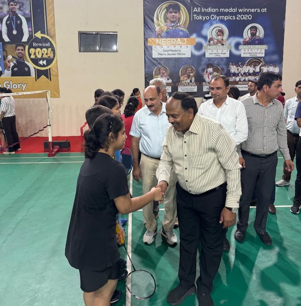 राज्य स्तरीय स्कूली खेलकूद प्रतियोगिता में बैडमिंटन खेलती अंबाला जिले की खिलाड़ी। संवाद