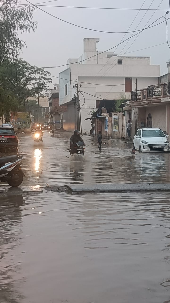 रामनगर में सड़क पर जमा पानी में बंद हुई ई रिक्शा को खींचकर ले जाता चालक। संवाद रामनगर में सड़क पर जमा पानी में बंद हुई ई रिक्शा को खींचकर ले जाता चालक। संवाद