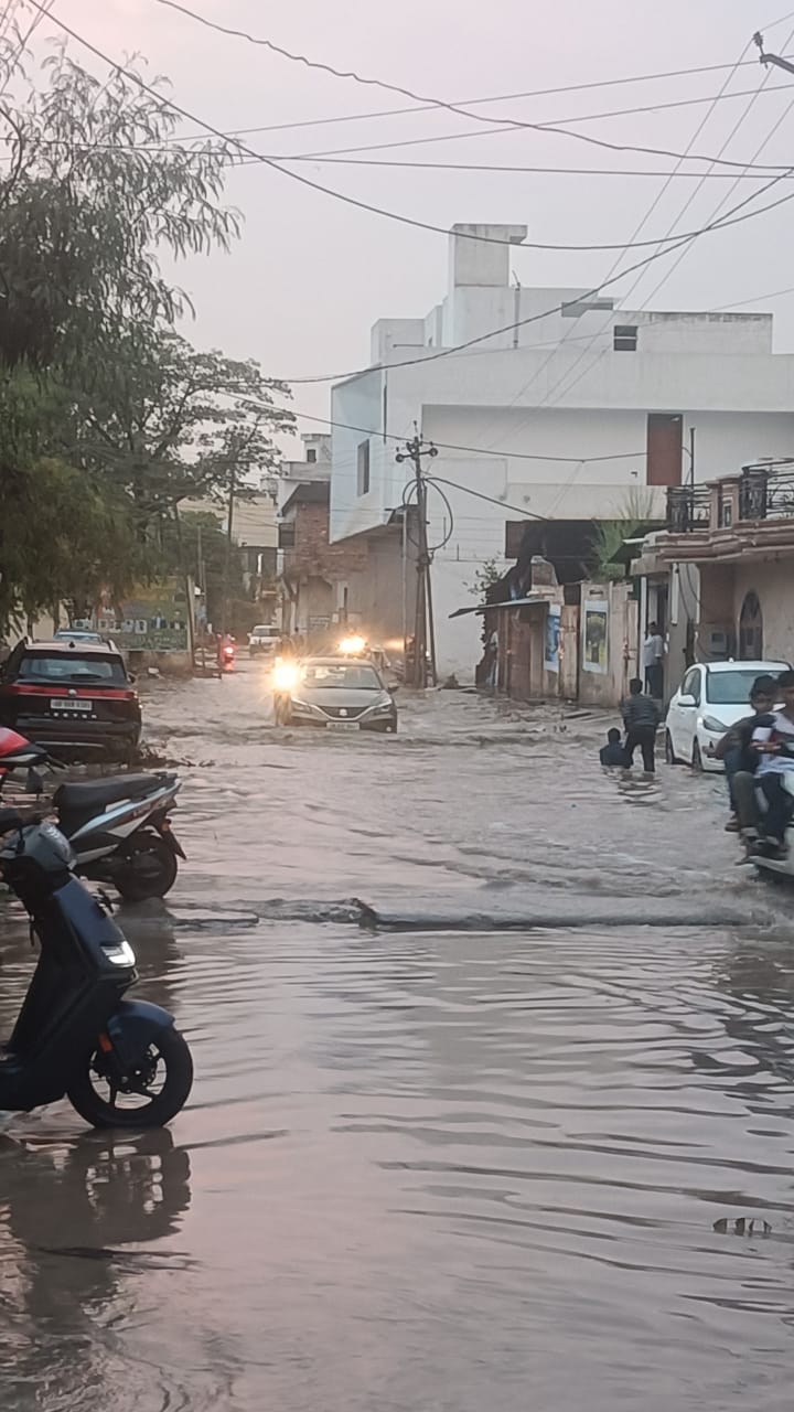 रामनगर में सड़क पर जमा पानी में बंद हुई ई रिक्शा को खींचकर ले जाता चालक। संवाद रामनगर में सड़क पर जमा पानी में बंद हुई ई रिक्शा को खींचकर ले जाता चालक। संवाद