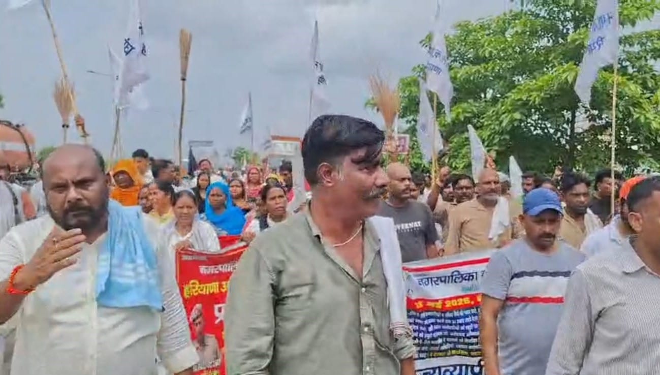 सफाई कर्मचारियों से बात करते परिवहन मंत्री अनिल विज। सफाई कर्मचारियों से बात करते परिवहन मंत्री अनिल विज।
