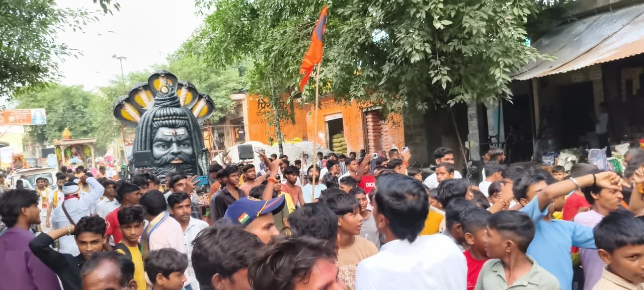 सकीट में कान्हा के जन्मोत्सव में झूमते कलाकार। संवाद सकीट में कान्हा के जन्मोत्सव में झूमते कलाकार। संवाद