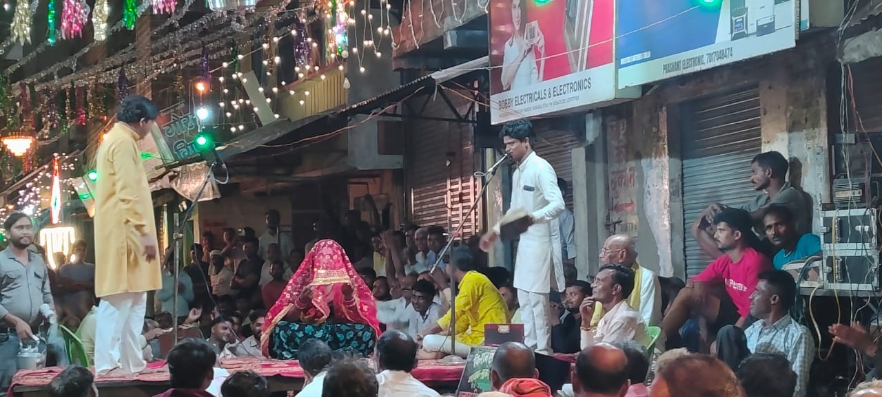 सकीट में कान्हा के जन्मोत्सव में झूमते कलाकार। संवाद सकीट में कान्हा के जन्मोत्सव में झूमते कलाकार। संवाद