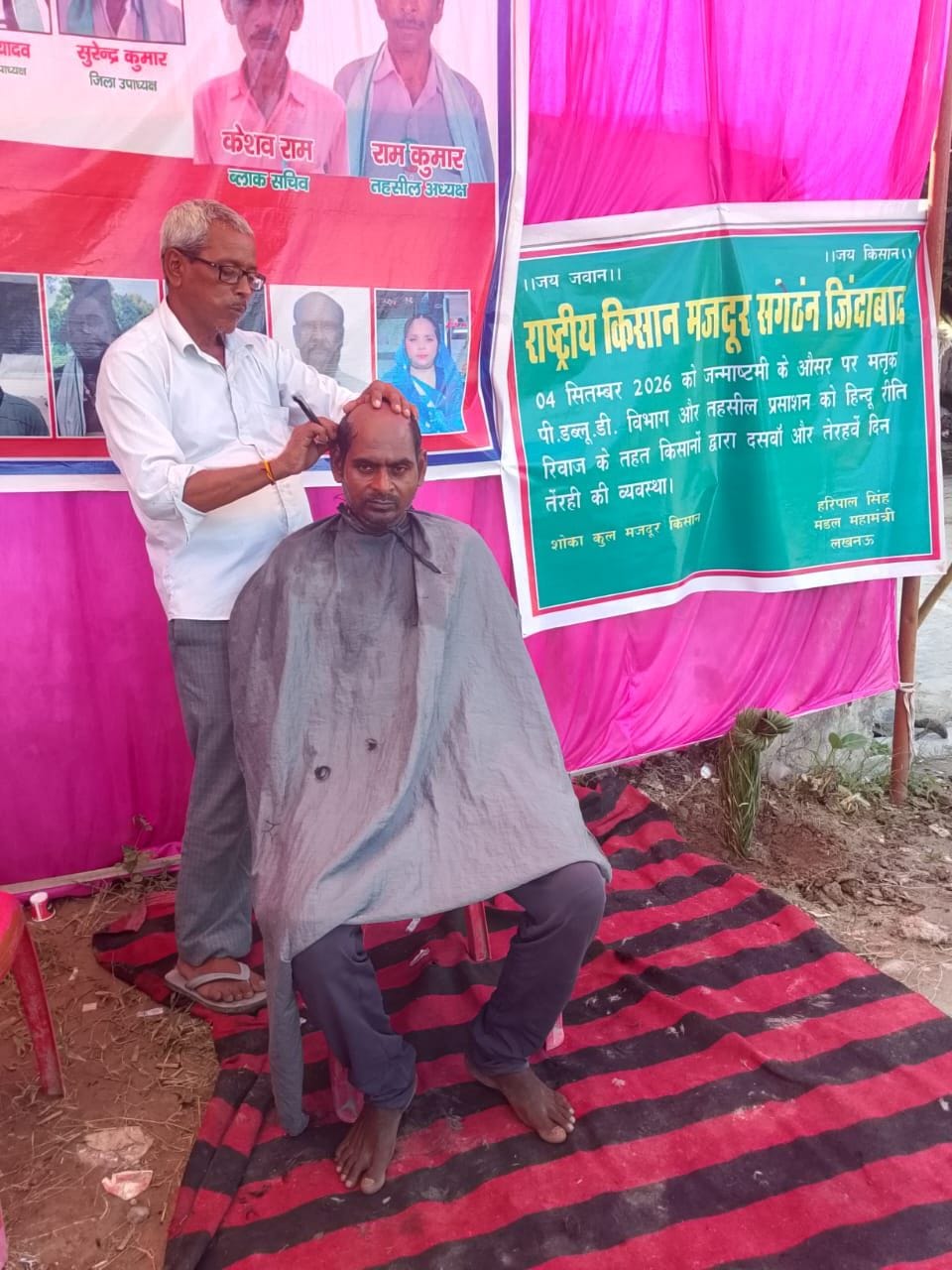 सिर मुंडवाकर प्रदर्शन करते किसान। सिर मुंडवाकर प्रदर्शन करते किसान।