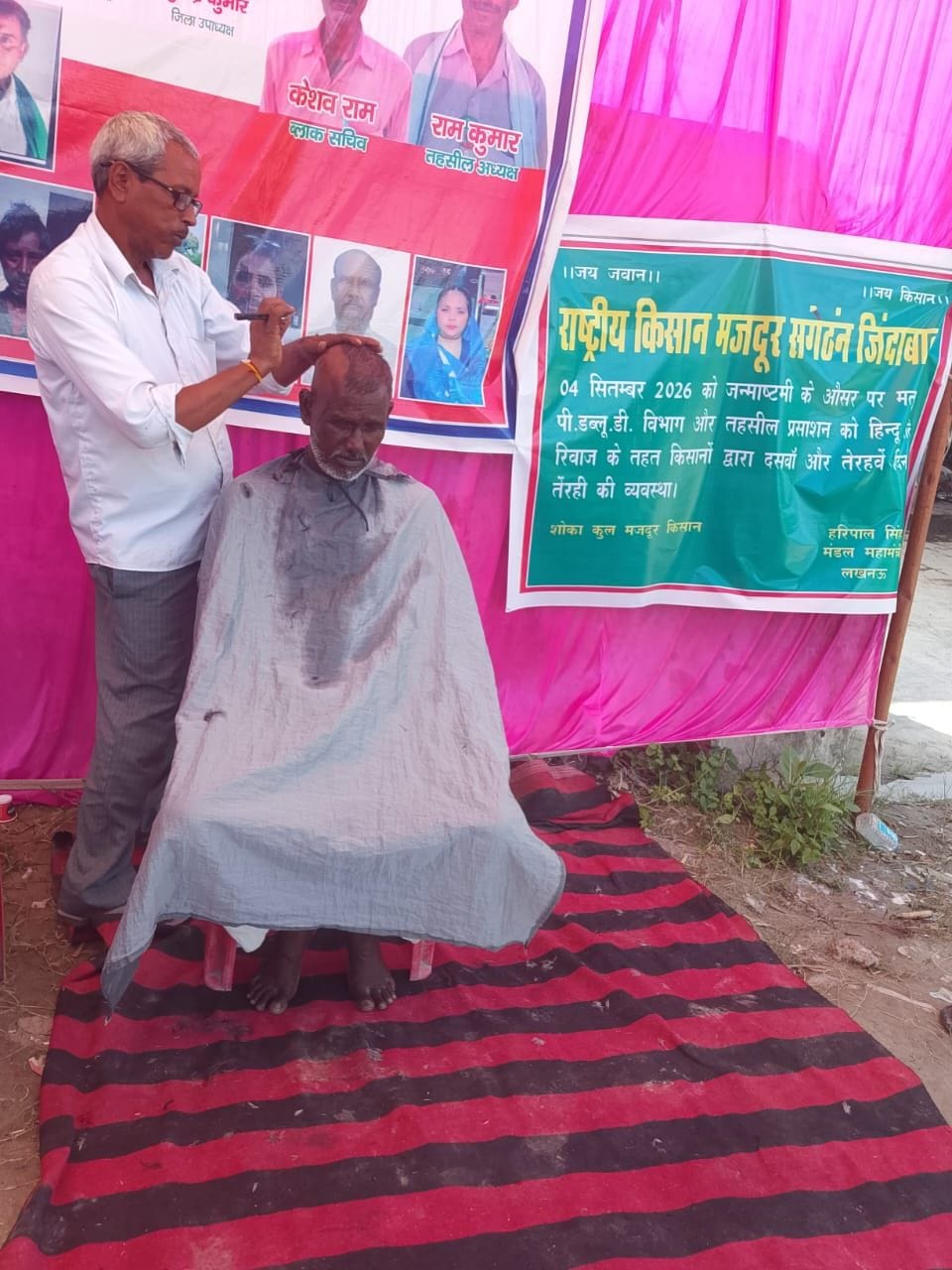 सिर मुंडवाकर प्रदर्शन करते किसान। सिर मुंडवाकर प्रदर्शन करते किसान।