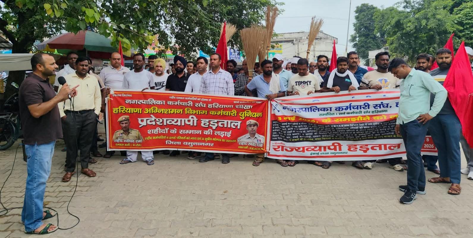 सरकार के आदेशों की प्रतियां जलाते दमकल व सफाई कर्मचारी। प्रवक्ता सरकार के आदेशों की प्रतियां जलाते दमकल व सफाई कर्मचारी। प्रवक्ता