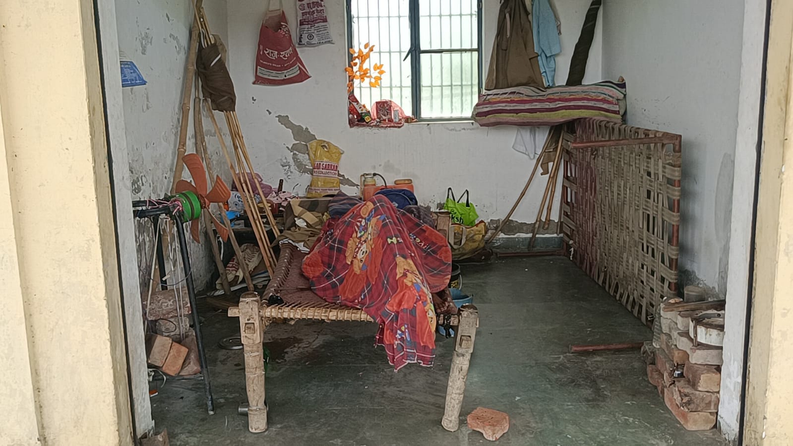 स्टेशन के शौचालय में लटका ताला और उसके सामने जमीन पर बैठे यात्री।संवाद स्टेशन के शौचालय में लटका ताला और उसके सामने जमीन पर बैठे यात्री।संवाद