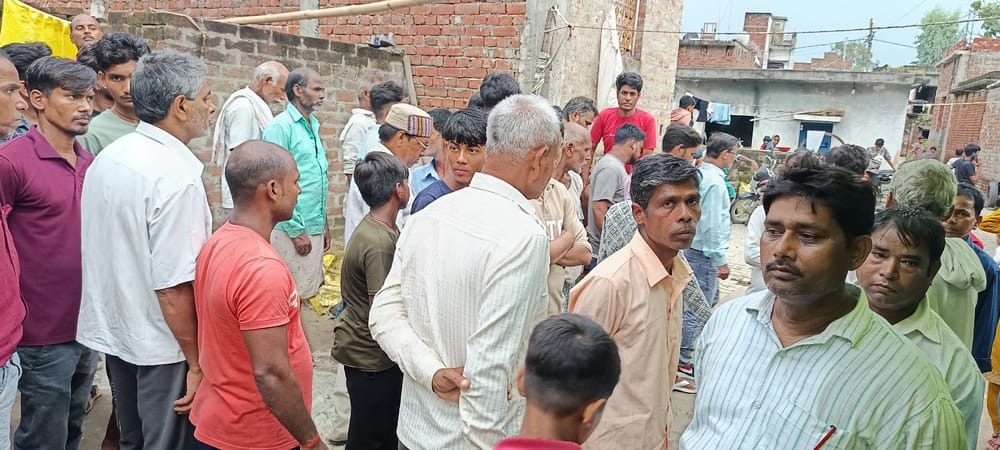 सुधियानी गांव निवासी नेपाल में हुई अमन गोंड की मौत के बाद घर पर जुटी लोगों की भीड़।संवाद