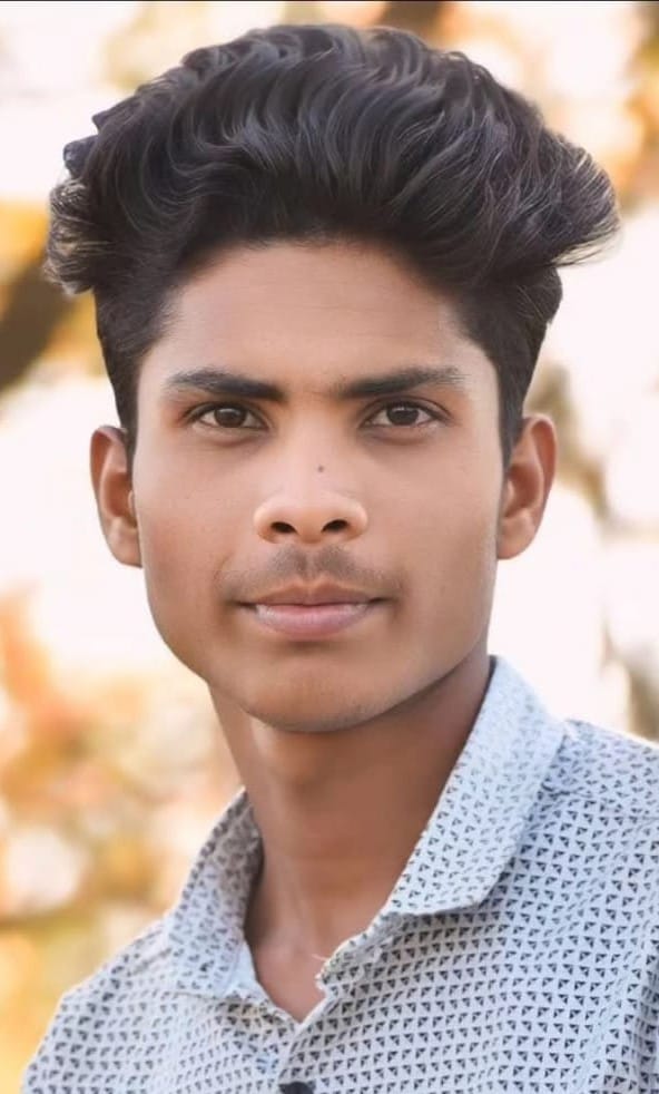 सुधियानी गांव निवासी नेपाल में हुई अमन गोंड की मौत के बाद घर पर जुटी लोगों की भीड़।संवाद