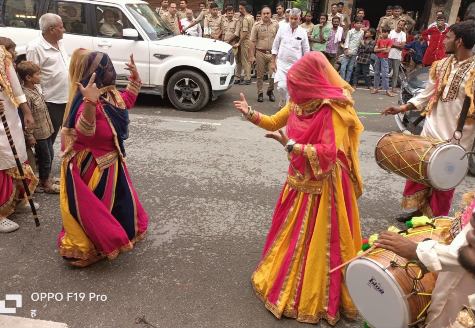 शहर के भलभ्रद मंदिर से निकाली गई शोभायात्रा में शामिल लोग। संवाद शहर के भलभ्रद मंदिर से निकाली गई शोभायात्रा में शामिल लोग। संवाद