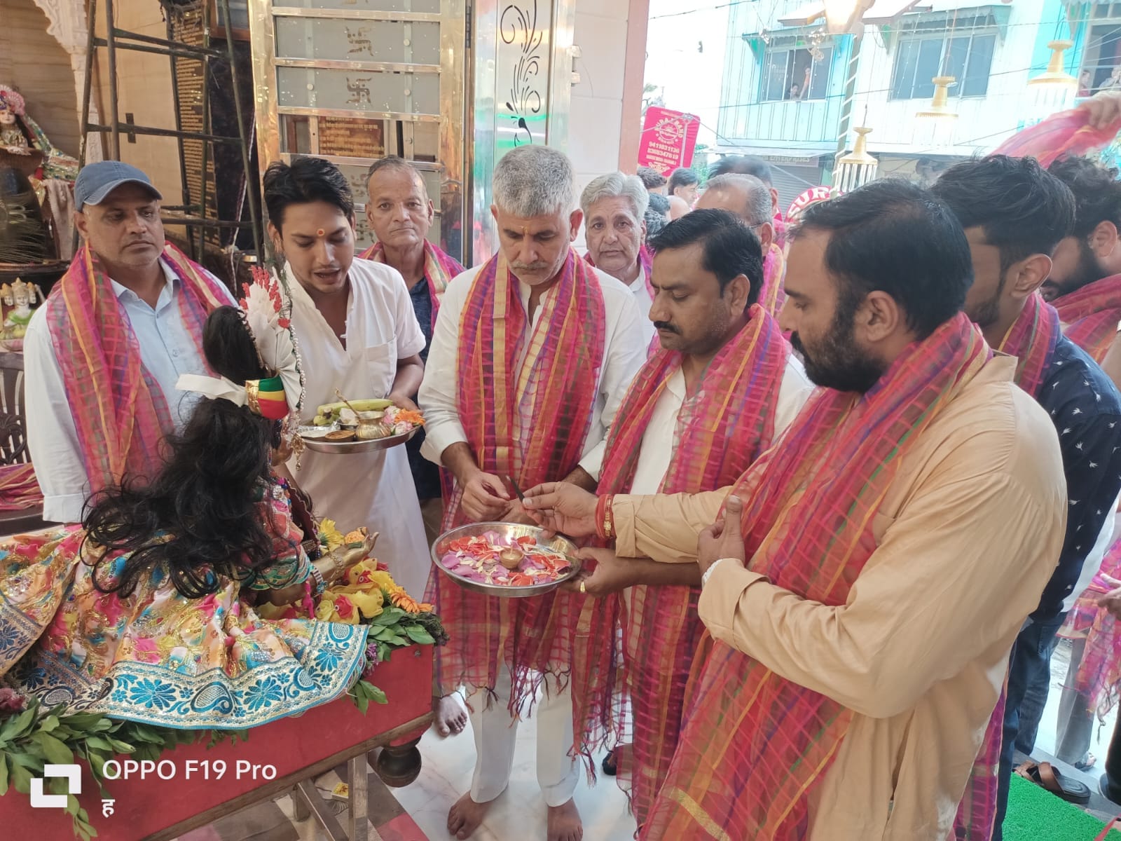 शहर के भलभ्रद मंदिर से निकाली गई शोभायात्रा में शामिल लोग। संवाद शहर के भलभ्रद मंदिर से निकाली गई शोभायात्रा में शामिल लोग। संवाद
