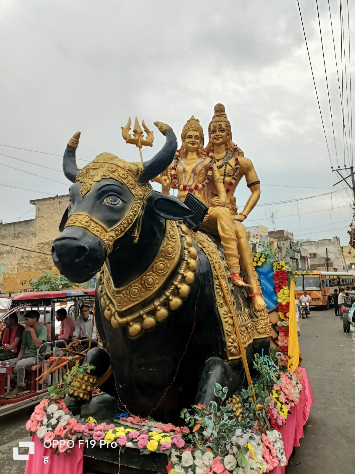 शहर के भलभ्रद मंदिर से निकाली गई शोभायात्रा में शामिल लोग। संवाद शहर के भलभ्रद मंदिर से निकाली गई शोभायात्रा में शामिल लोग। संवाद