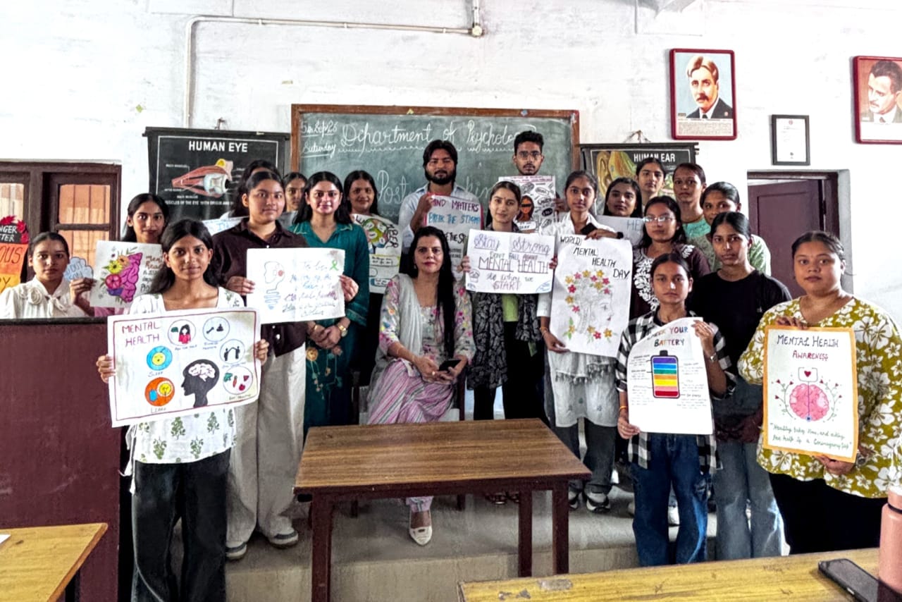 शहर के सोहन लाल डीएवी स्कूल में शिक्षक दिवस पर आयोजित कार्यक्रम में मौजूद शिक्षिकाएं। स्कूल