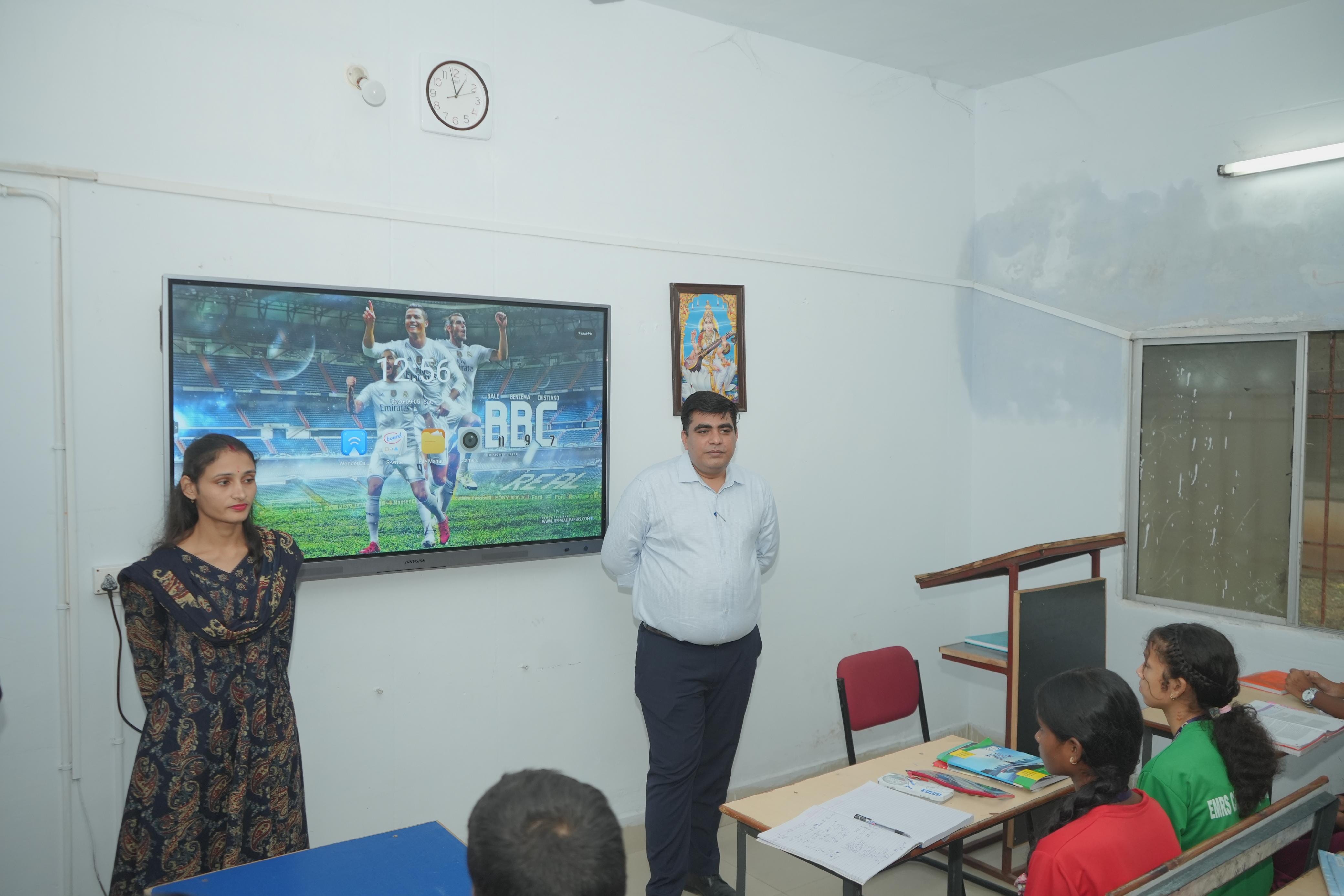 शिक्षक दिवस पर कलेक्टर बने शिक्षक,8 अनुपस्थित शिक्षकों को नोटिस