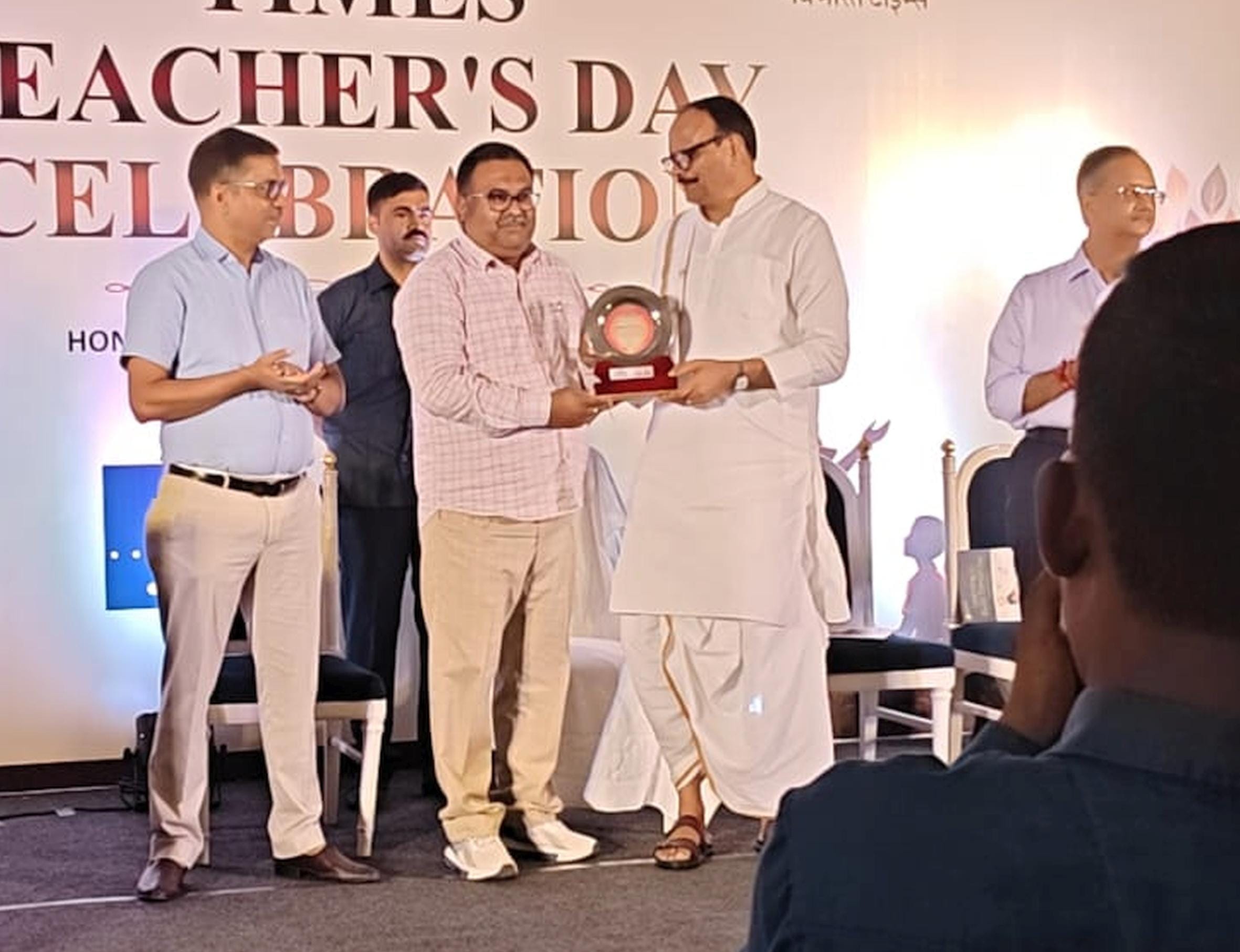 शिक्षक दिवस पर शिक्षकों का सम्मान। शिक्षक दिवस पर शिक्षकों का सम्मान।