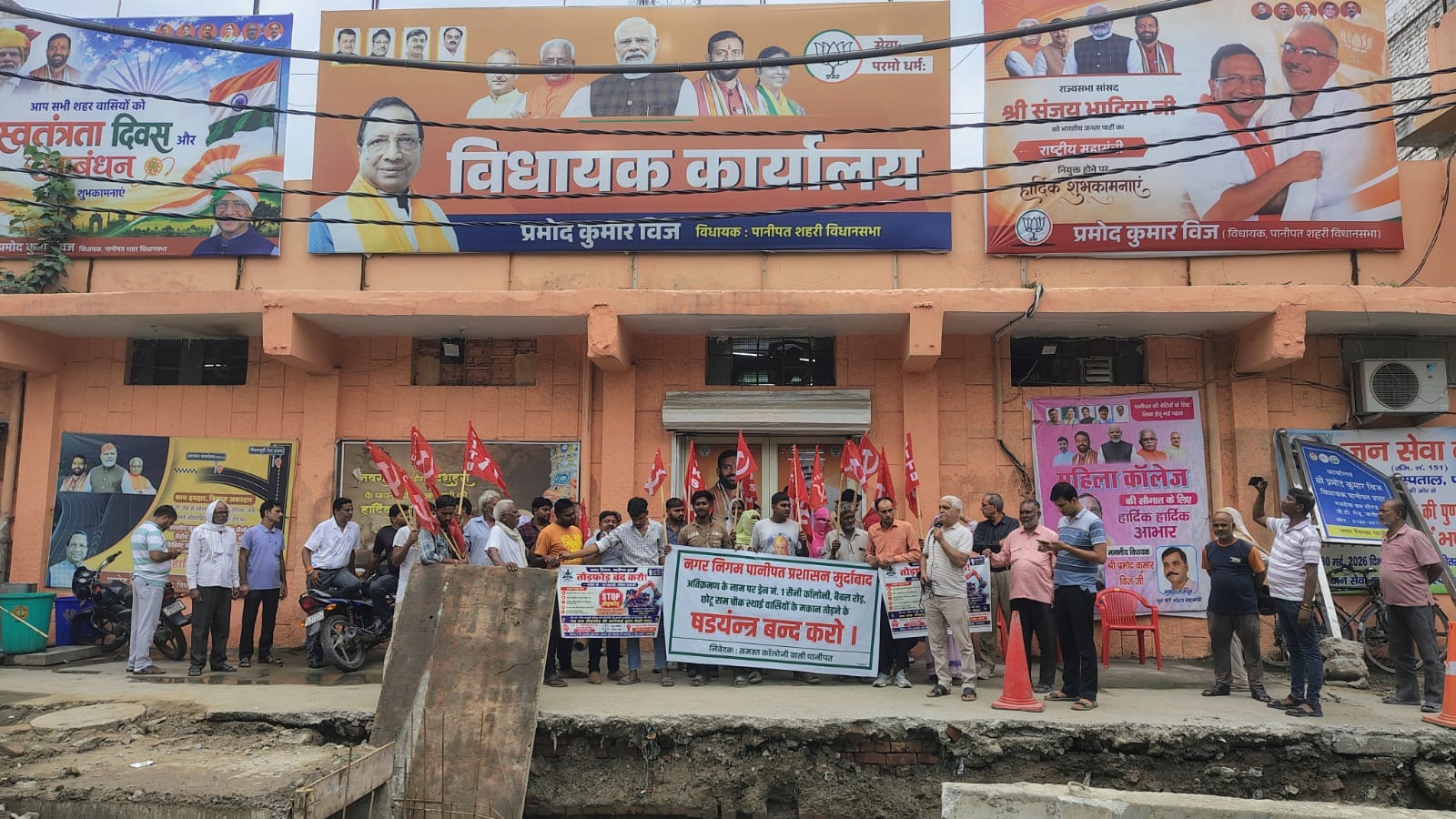 तबियत खराब होने पर निर्मला को संभालते नन्ही। संवाद तबियत खराब होने पर निर्मला को संभालते नन्ही। संवाद