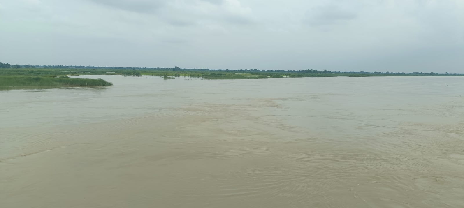 टांडा तहसील क्षेत्र में थिरुआ नाले का पानी उफनाने के कारण खेत में भरा पानी। संवाद