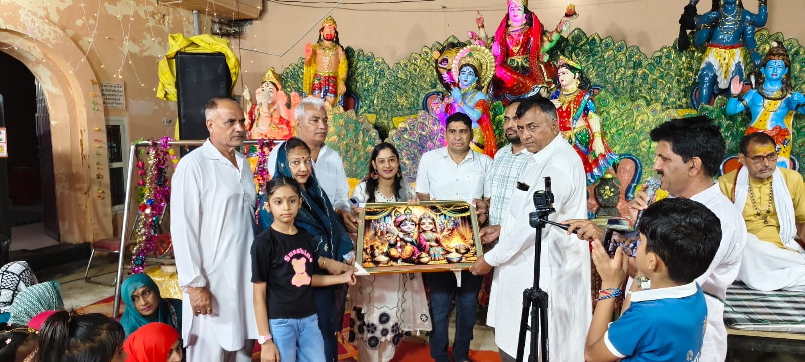 देर रात तक कृष्ण भजनों का आनंद लेते श्रद्धालु। विज्ञप्ति देर रात तक कृष्ण भजनों का आनंद लेते श्रद्धालु। विज्ञप्ति