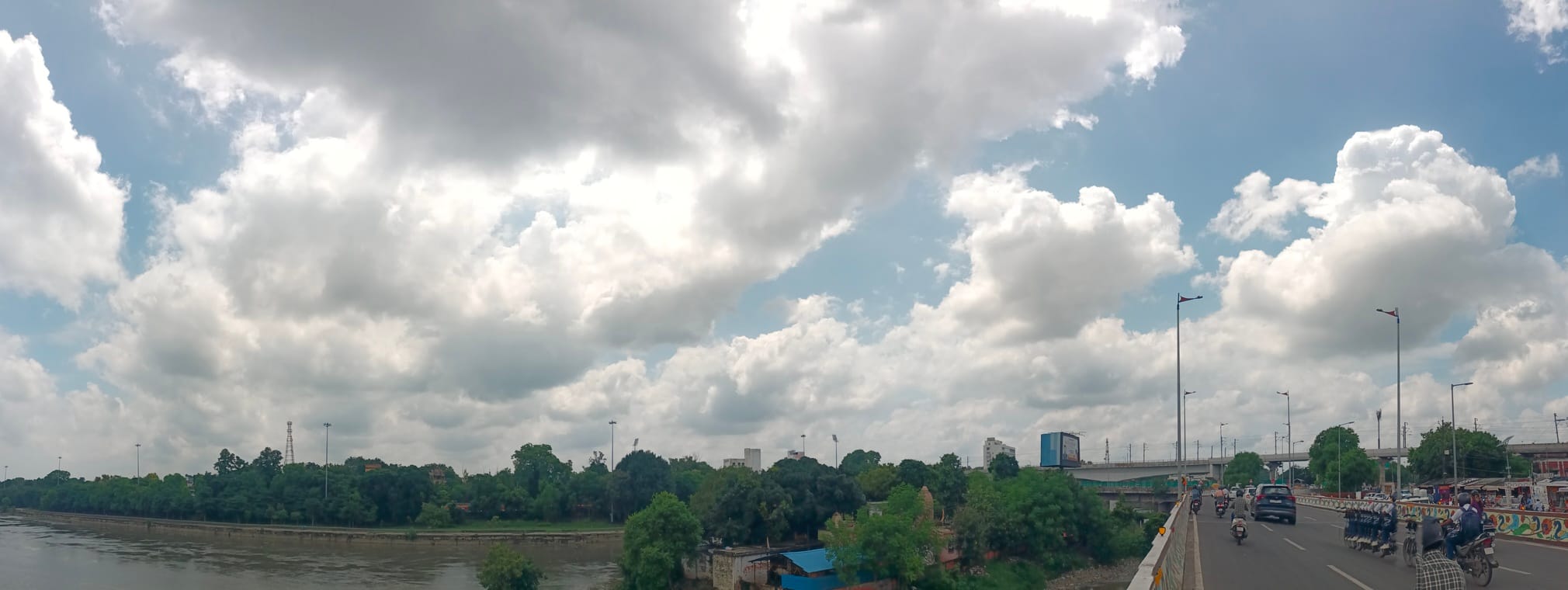 उमस के बीच शनिवार को तेज धूप रही। 