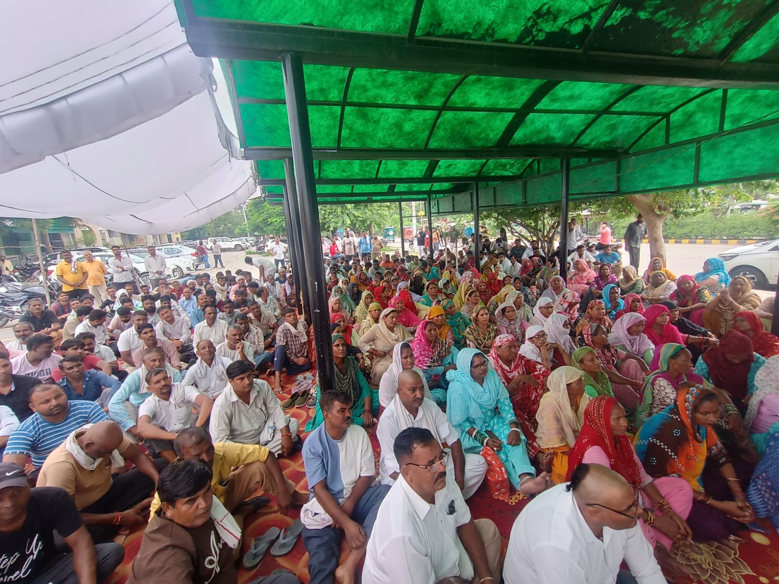 विधान सभा अध्यक्ष हरविंद्र कल्याण को ज्ञापन सौपते नगरपालिका कर्मचारी संघ के सदस्य। स्वयं विधान सभा अध्यक्ष हरविंद्र कल्याण को ज्ञापन सौपते नगरपालिका कर्मचारी संघ के सदस्य। स्वयं