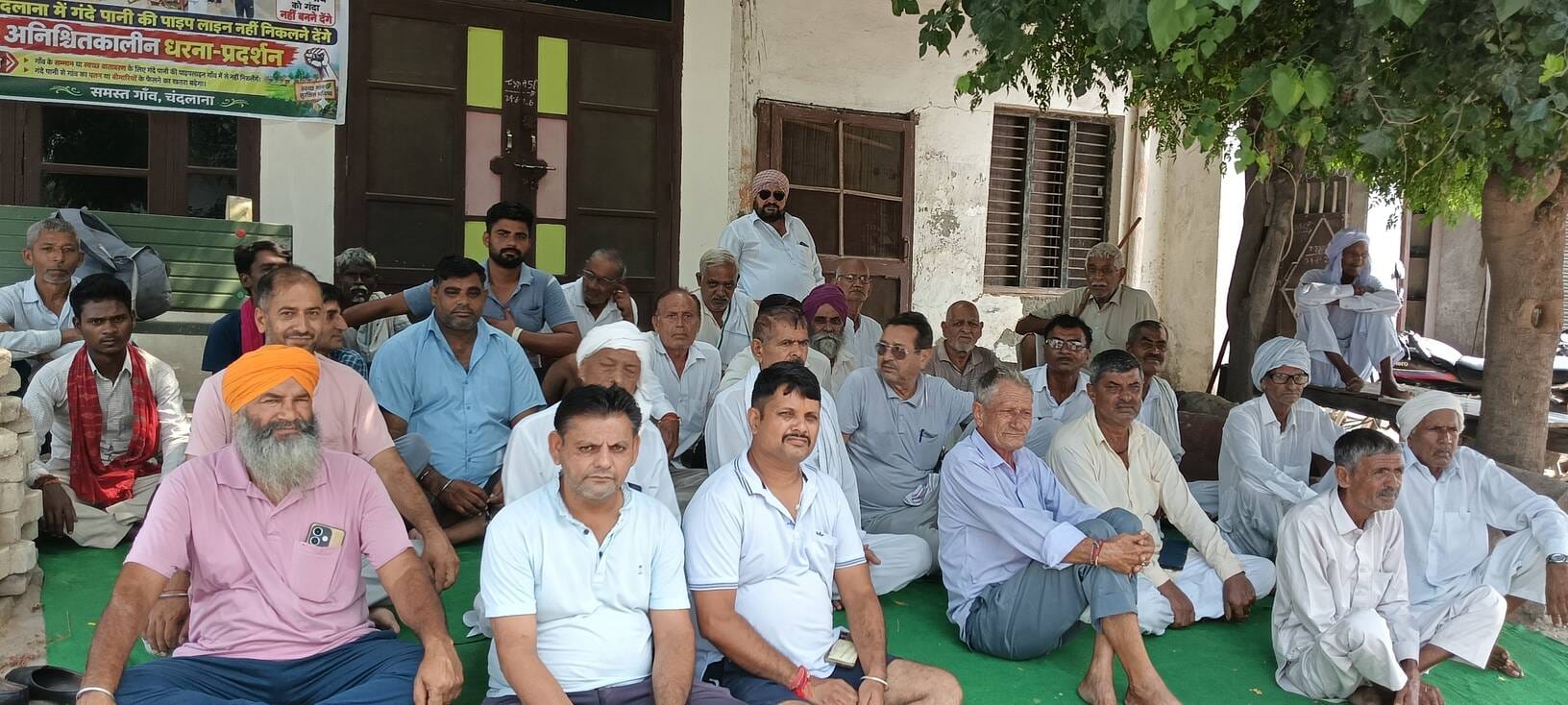 06 ढांड 02 जनस्वास्थ्य विभाग के खिलाफ धरना देते चंदलाना के ग्रामीण।(संवाद) 06 ढांड 02 जनस्वास्थ्य विभाग के खिलाफ धरना देते चंदलाना के ग्रामीण।(संवाद)