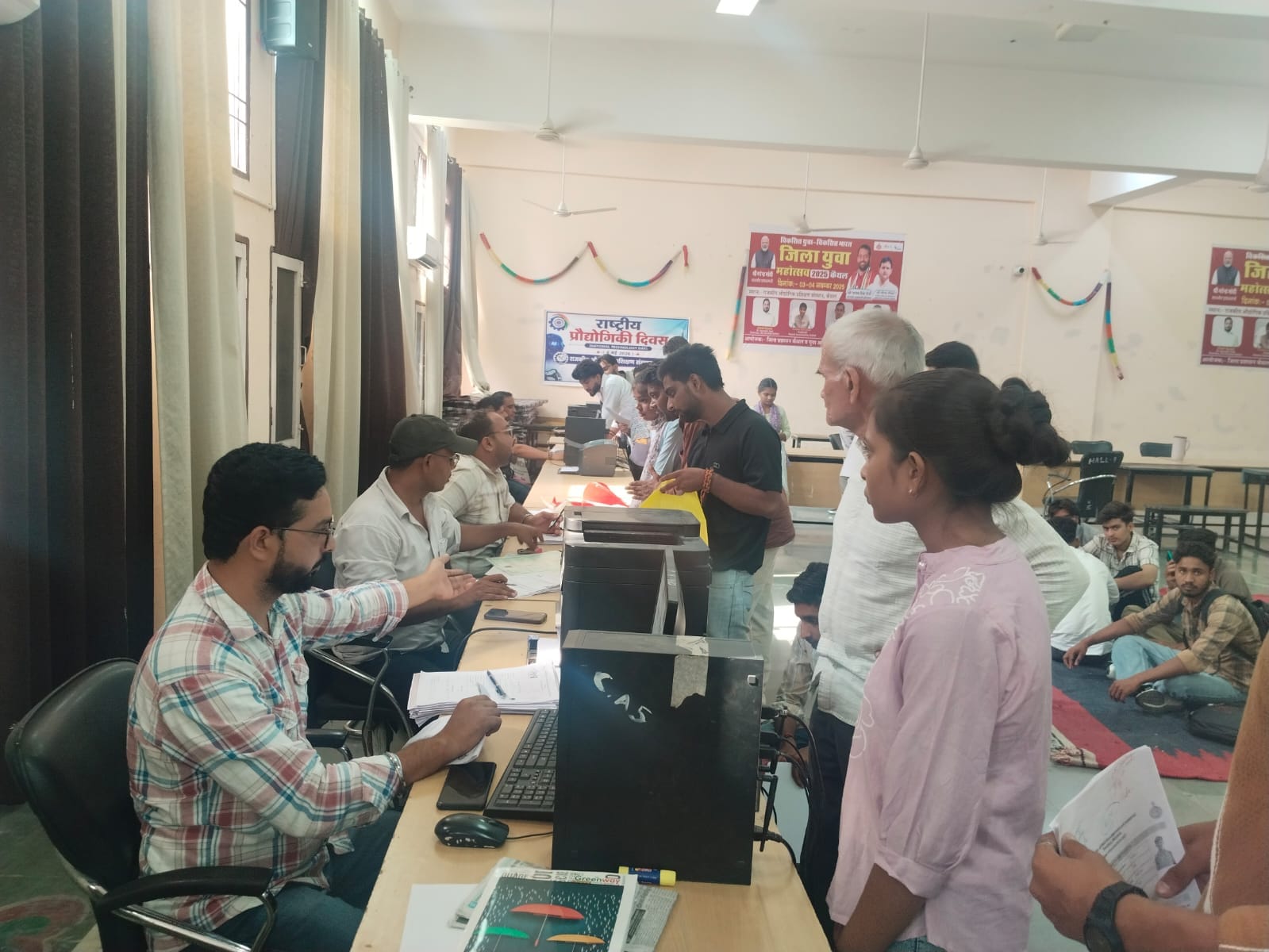 आईटीआई में दाखिले के लिए पहुंचे विद्यार्थी। आईटीआई आईटीआई में दाखिले के लिए पहुंचे विद्यार्थी। आईटीआई