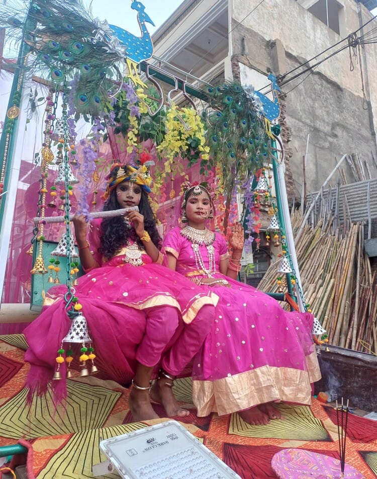 अंबाला छावनी के बाजारों में मेला फूलडोल महोत्सव के दौरान शोभायात्रा निकालते श्रद्धालु और पालकी अंबाला छावनी के बाजारों में मेला फूलडोल महोत्सव के दौरान शोभायात्रा निकालते श्रद्धालु और पालकी