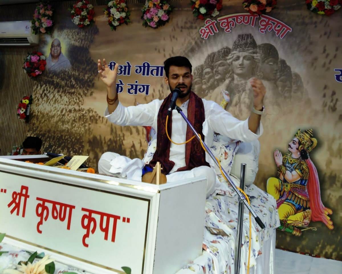 अंबाला शहर के श्रीकृष्ण कृपा गीता मंदिर में श्रीमद्भागवत कथा सुनते श्रद्धालु। प्रवक्ता