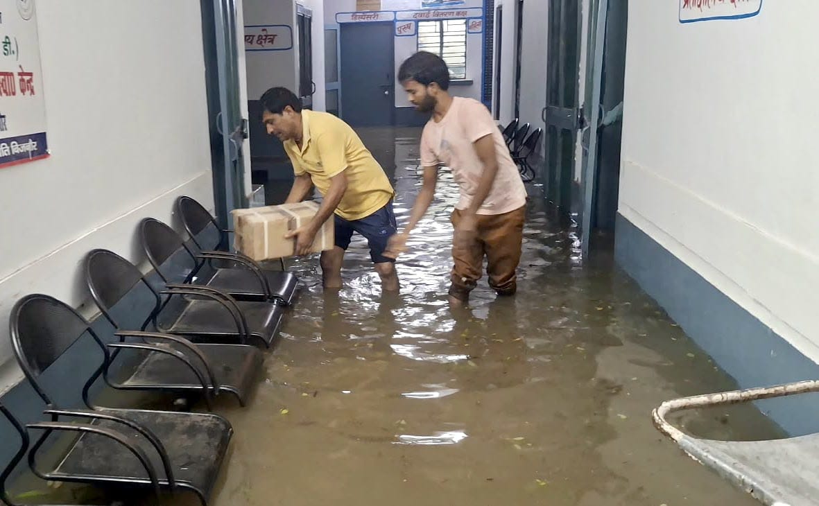 अफजलगढ़ सीएचसी में औषधि भंडार में भरा बारिश का पानी। संवाद
