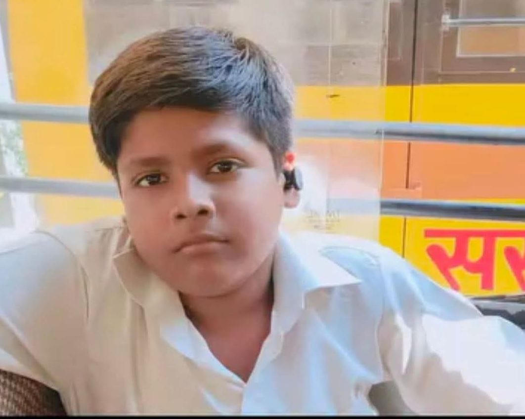 अमन व विपिन की फाइल फोटो, बिलखते परिजन और हादसा करने वाली पिकअप। संवाद अमन व विपिन की फाइल फोटो, बिलखते परिजन और हादसा करने वाली पिकअप। संवाद