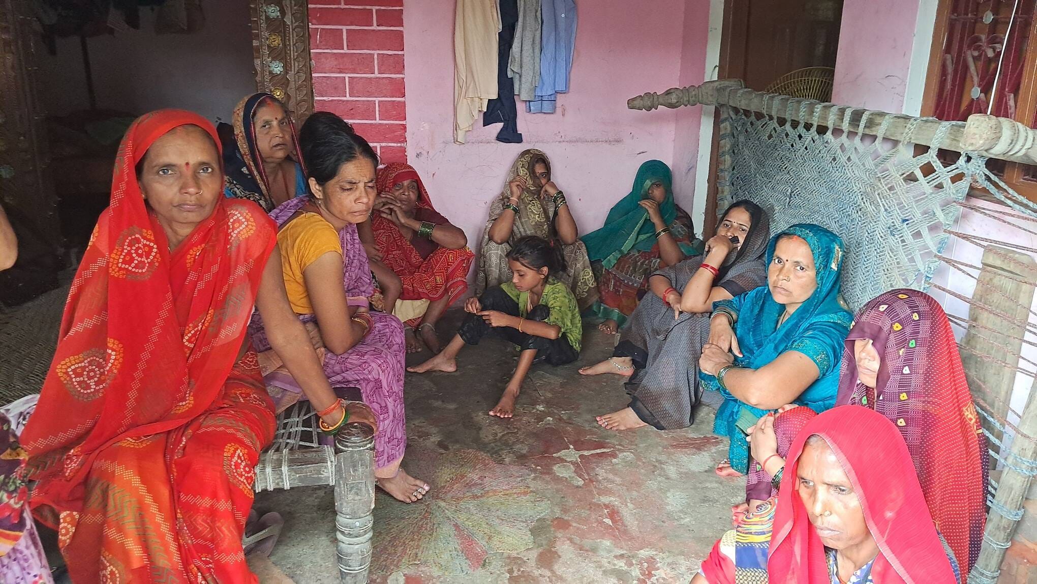 अमन व विपिन की फाइल फोटो, बिलखते परिजन और हादसा करने वाली पिकअप। संवाद अमन व विपिन की फाइल फोटो, बिलखते परिजन और हादसा करने वाली पिकअप। संवाद