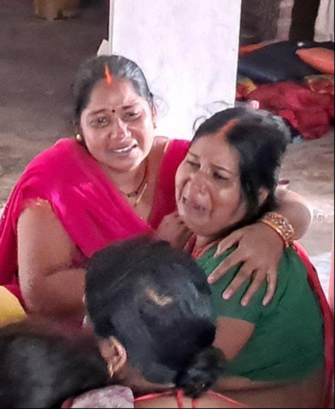 अमन व विपिन की फाइल फोटो, बिलखते परिजन और हादसा करने वाली पिकअप। संवाद अमन व विपिन की फाइल फोटो, बिलखते परिजन और हादसा करने वाली पिकअप। संवाद