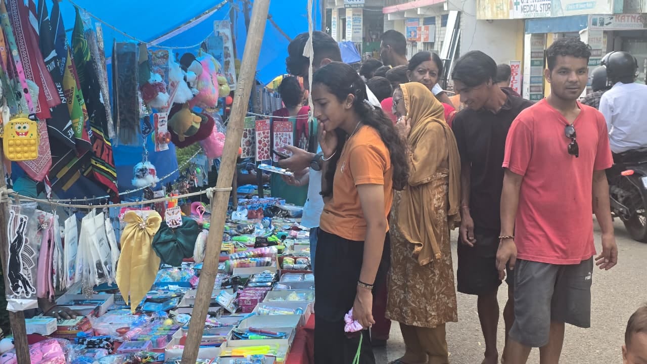 अवाहदेवी में आयोजित मेले में खरीदारी करते लोग। संवाद