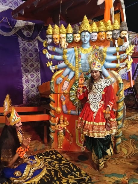 भगवान को तिलक करते नंदन जी महाराज व भवानी शंकर माहेश्वरी। संवाद भगवान को तिलक करते नंदन जी महाराज व भवानी शंकर माहेश्वरी। संवाद