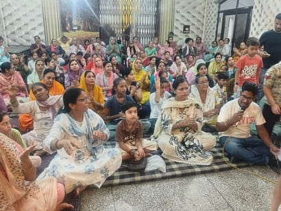 भजना कीर्तन में झूमते श्रद्धालु। विज्ञप्ति भजना कीर्तन में झूमते श्रद्धालु। विज्ञप्ति