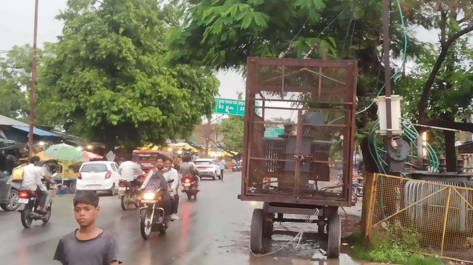 भानपुर चौराहे पर हाइवे के दस कदम दुरी पर रखा ट्रांसफॉर्मर। संवाद भानपुर चौराहे पर हाइवे के दस कदम दुरी पर रखा ट्रांसफॉर्मर। संवाद