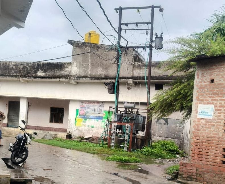 भानपुर चौराहे पर हाइवे के दस कदम दुरी पर रखा ट्रांसफॉर्मर। संवाद भानपुर चौराहे पर हाइवे के दस कदम दुरी पर रखा ट्रांसफॉर्मर। संवाद