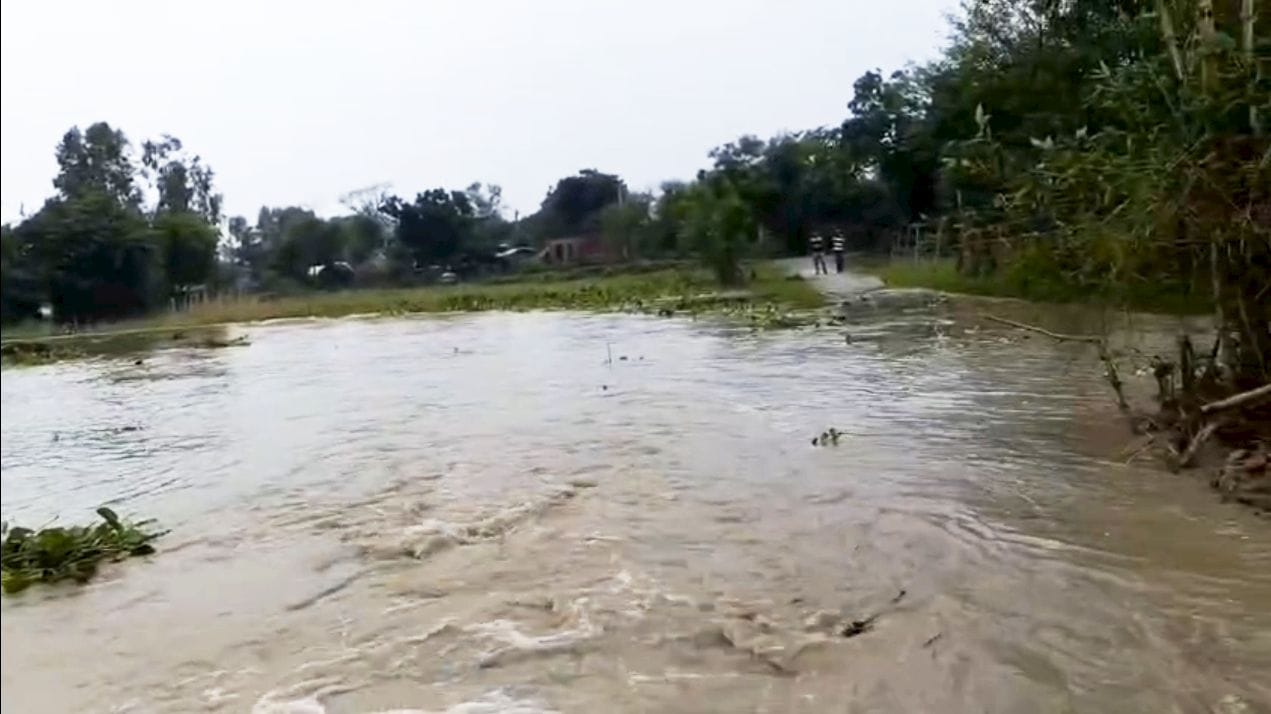 बिहारीपुर गांव की ओर बढ़ रहा पानी। संवाद