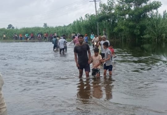 बारिश के पानी से स्कूल और बीआरसी जलमग्न। संवाद बारिश के पानी से स्कूल और बीआरसी जलमग्न। संवाद