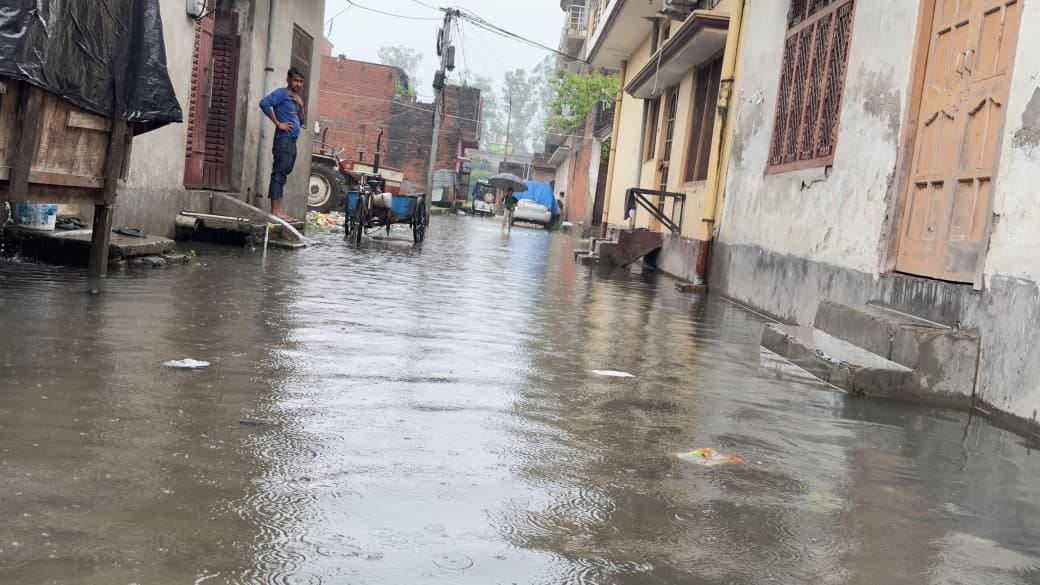 बारिश के पानी से स्कूल और बीआरसी जलमग्न। संवाद बारिश के पानी से स्कूल और बीआरसी जलमग्न। संवाद