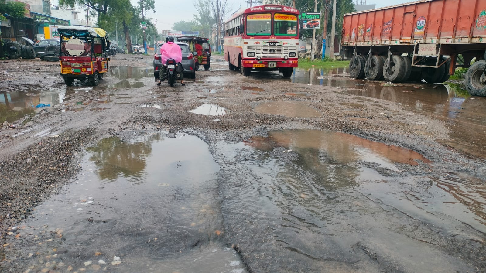 बुढ़ाना। तहसील परिसर में भरा पानी। संवाद बुढ़ाना। तहसील परिसर में भरा पानी। संवाद