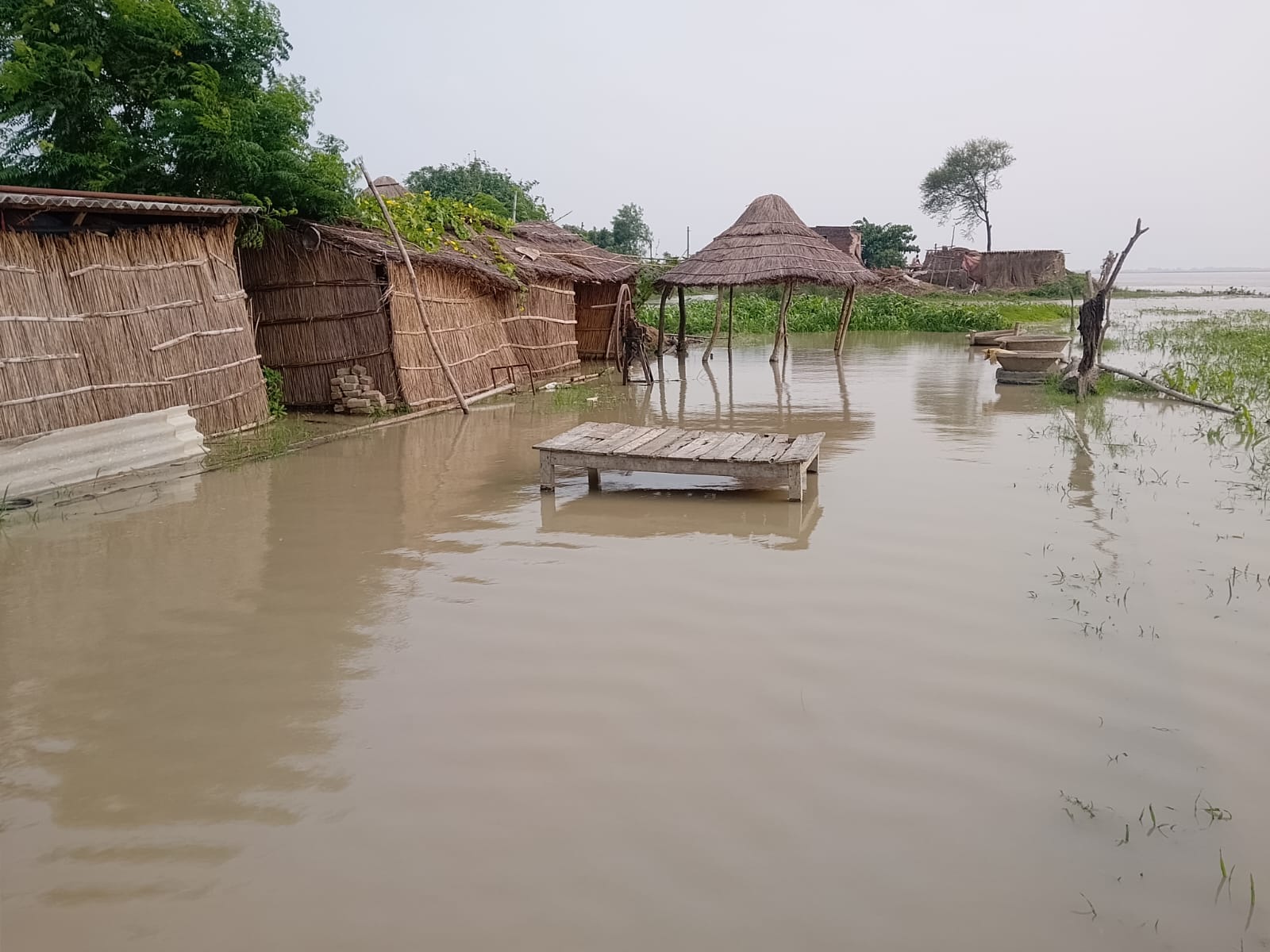 चौकी नौरंगा में नाव की कमी के चलते बाढ़ के पानी में आवागमन करते बाढ़ पीड़ित।संवाद चौकी नौरंगा में नाव की कमी के चलते बाढ़ के पानी में आवागमन करते बाढ़ पीड़ित।संवाद
