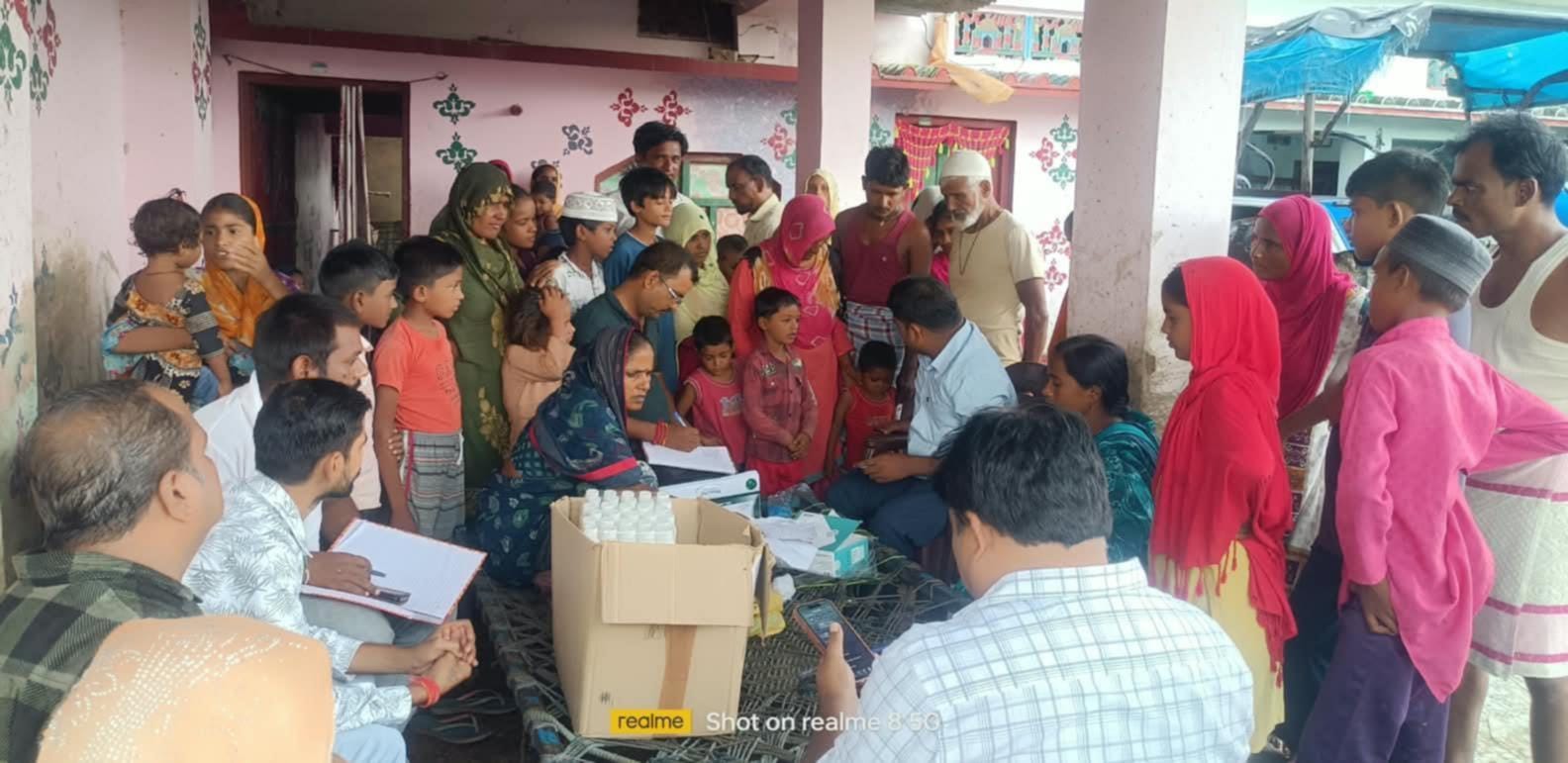 छेदीपुरवा गांव में मरीजों का इलाज करती स्वास्थ्य टीम।
