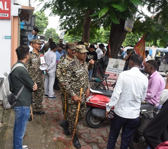 एलडीए ने सील की थीं चिह्नित की गईं अवैध इमारतें। तीन दिन तक चलाया था अभियान। एलडीए ने सील की थीं चिह्नित की गईं अवैध इमारतें। तीन दिन तक चलाया था अभियान।
