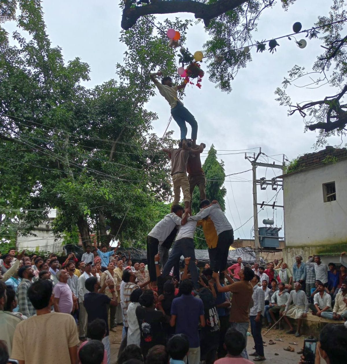 फोटो 06 एमएएचपी 14 परिचय-ब्लाॅक जैतपुर के सतारी गांव में दही हांडी तोड़ते युवा। संवाद